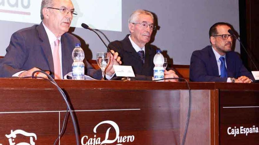 Desde la izquierda: Rafael Sánchez Olea, gerente de Cobadú; Florentino Mangas, presidente de la cooperativa y Fernando Antúnez, director financiero.
