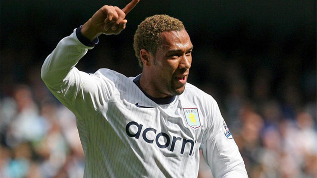 John Carew durante su etapa como delantero del Aston Villa (2010)