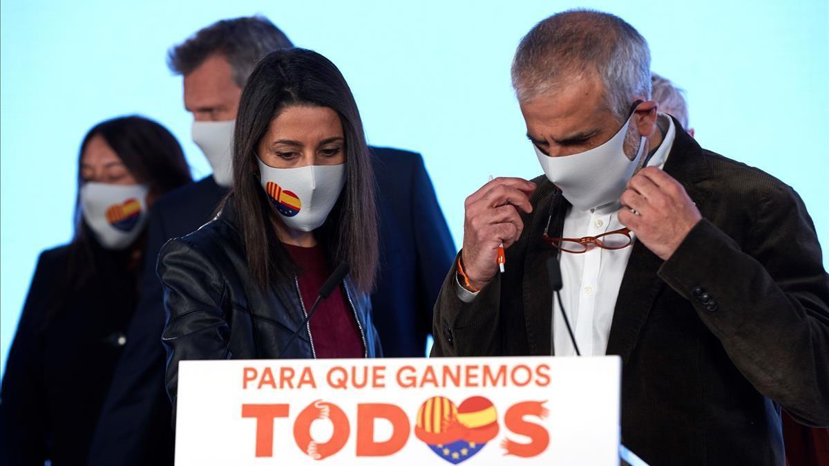 Carlos Carrizosa e Inés Arrimadas durante su comparecencia tras conocer el resultado electoral del 14-F.