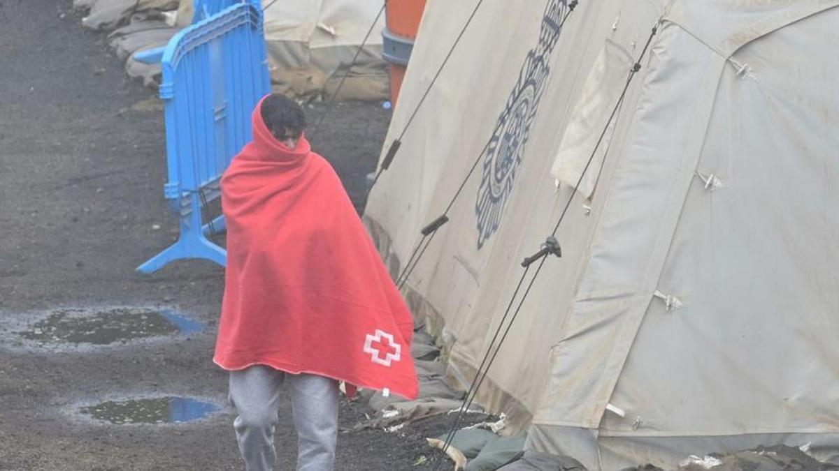 Un migrante de origen paquistaní llegado a El Hierro en la noche del martes se refugia de la lluvia. /