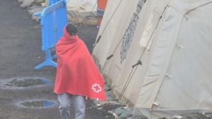 Un migrante de origen paquistaní llegado a El Hierro en la noche del martes se refugia de la lluvia. /