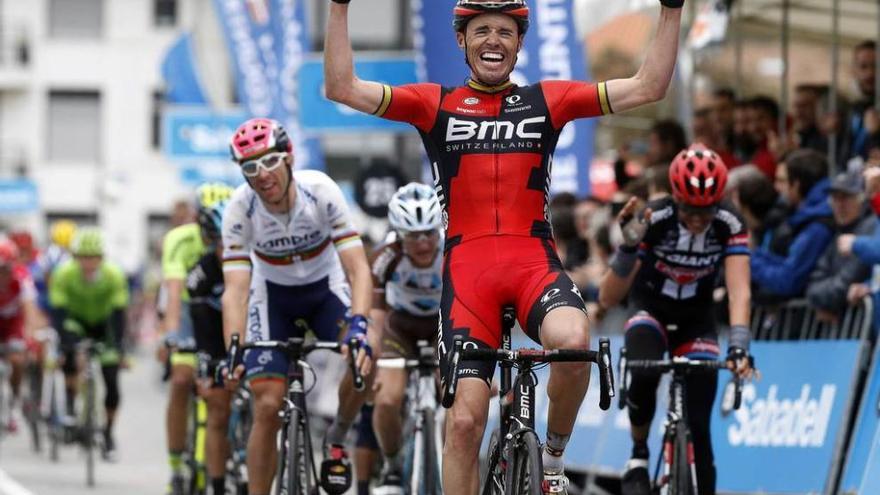 Samuel Sánchez entra vencedor en la etapa de ayer de la Vuelta al País Vasco.