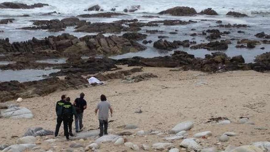 Hallado el cadáver de una mujer en Oia que podría llevar seis días en el mar