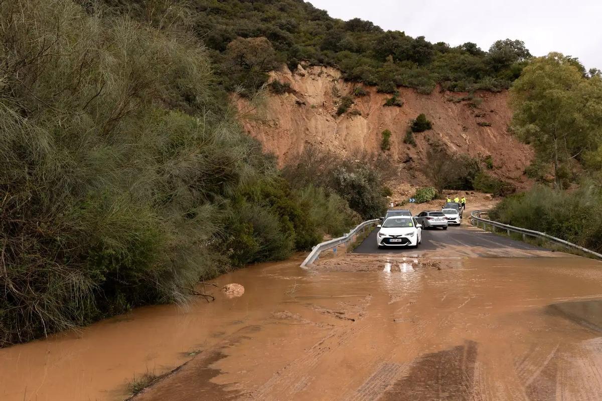 Carretera inundada de agua y barro en Málaga por la borrasca Leonardo.