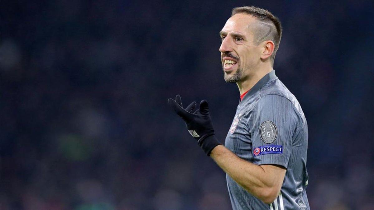 Ribéry volvió a ser titular en el empate contra el Ajax que clasificó al Bayern como primero de grupo