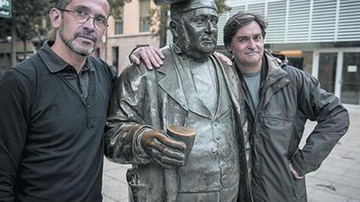 Pernau (izquierda) y Camallonga, junto a la estatua de Pau Farinetes.