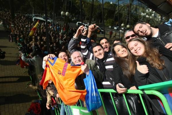 Una multitud recibe al Barça