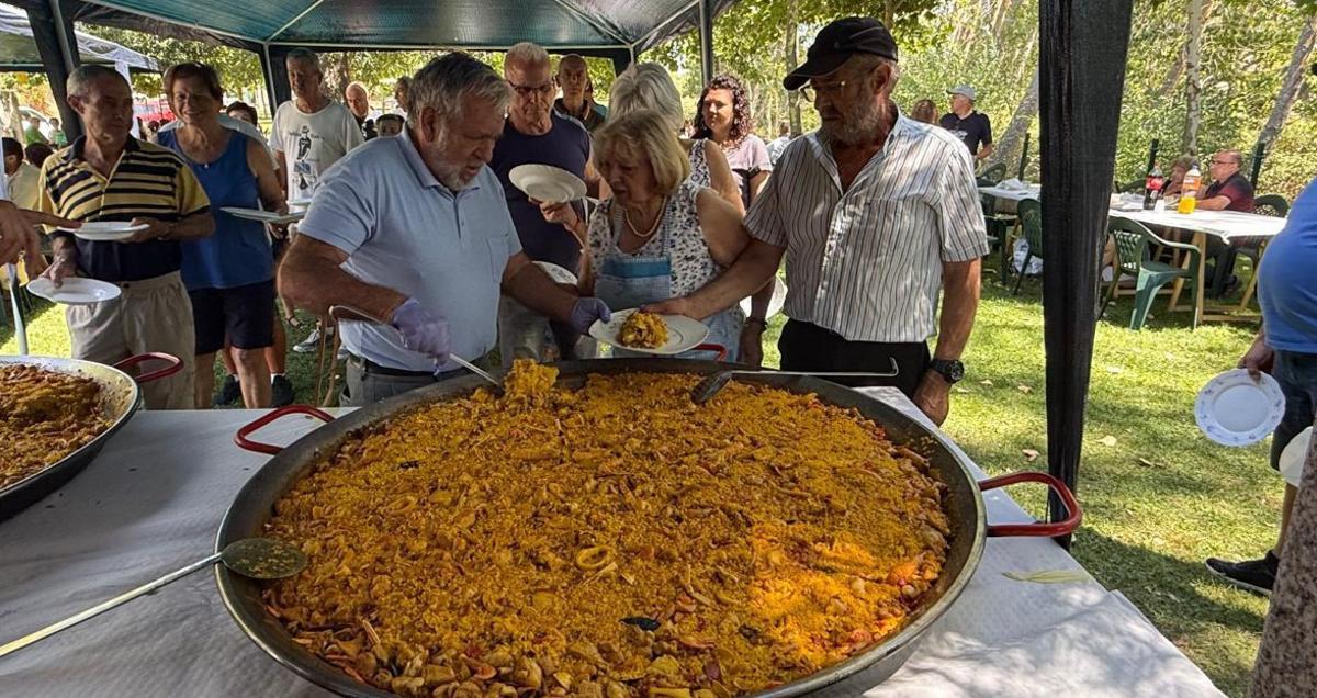 Trabazos abre el verano cultural con la comida de hermandad de socios de "La Peñona"