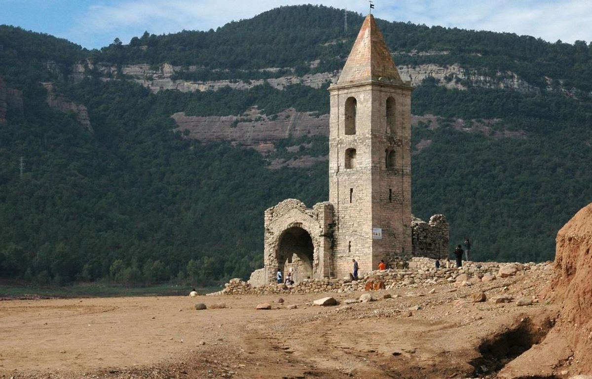 Les restes de l'església de Sant Romà, a la vista per la sequera.