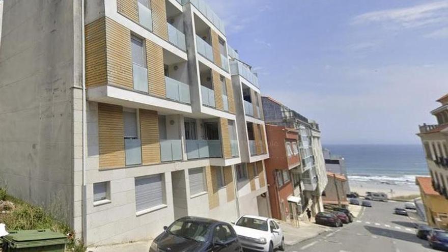 Sale a subasta una vivienda en Malpica desde un euro