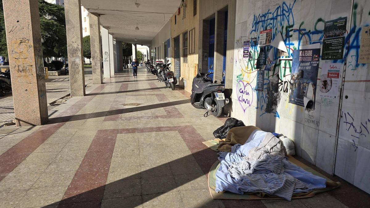 Una pesona duerme en la calle en Badajoz.