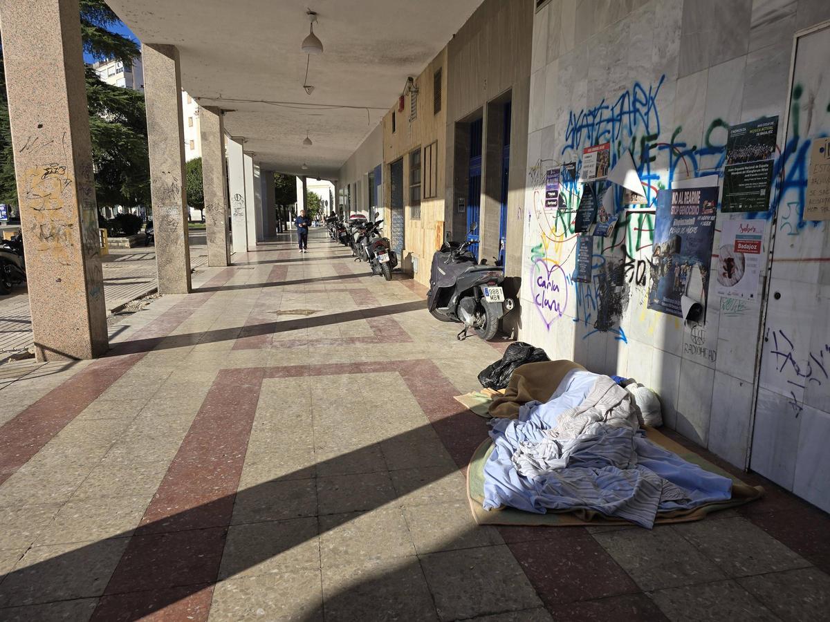 Una pesona duerme en la calle en Badajoz.