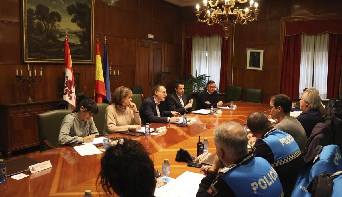 Participantes en la comisión de seguimiento de las obras de humanización de travesías. | VÍCTOR GARRIDO