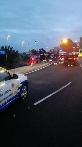 Un vehículo se sale de la carretera