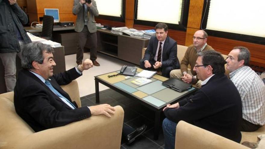De izquierda a derecha, sentados, Francisco Álvarez-Cascos, Eduardo Donaire, Mariano Fernández, Hugo Álvarez y José Manuel Rivero, reunidos en Presidencia.