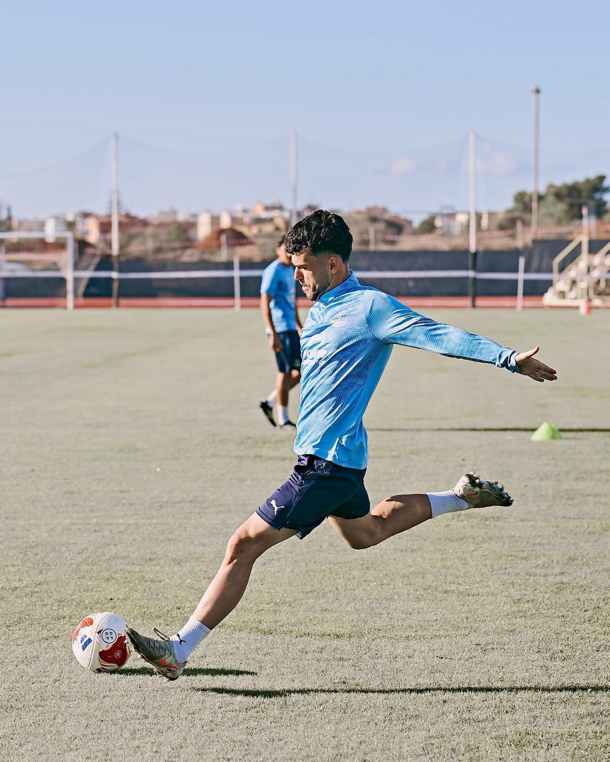 Imagen de Iago Indias durante un entrenamiento semanal de la UD Ibiza