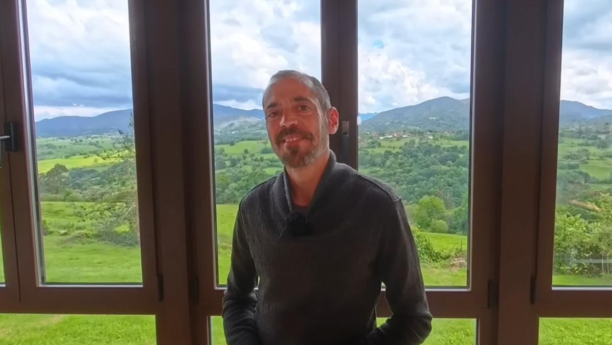 Axel, en su casa, con unas vistas impactantes de las montañas de Asturias.