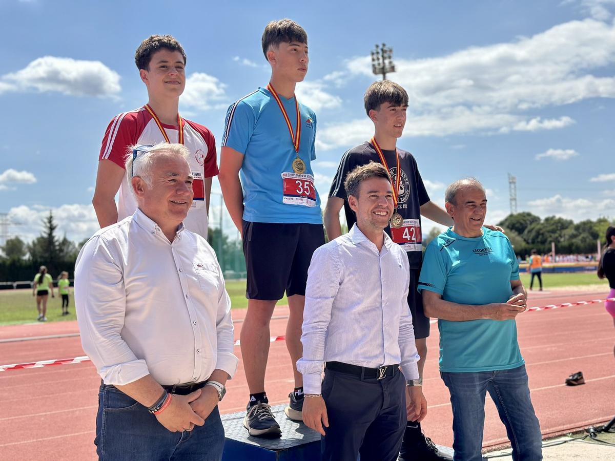 Un instante de la entrega de medallas, con el director general de Deportes, Francisco Javier Sánchez, y el presidente de Ucoerm, Juan Antonio Pedreño.