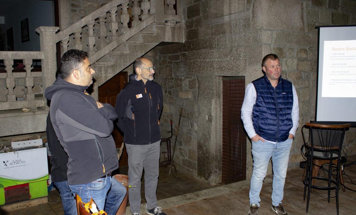 Miembros de O Rodo y de la empresa KWS en la reunión con los socios de la cooperativa. | FIRMA