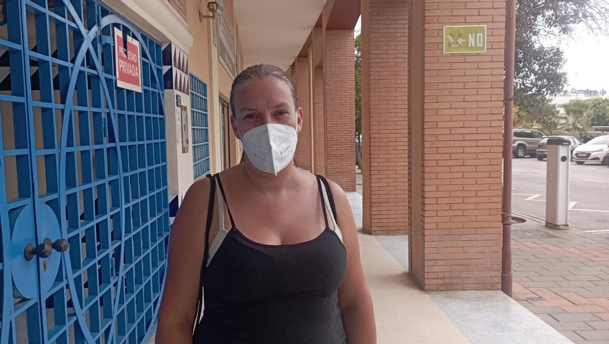 Elvira del Castillo debe ir siempre con mascarilla, por su enfermedad pulmonar.