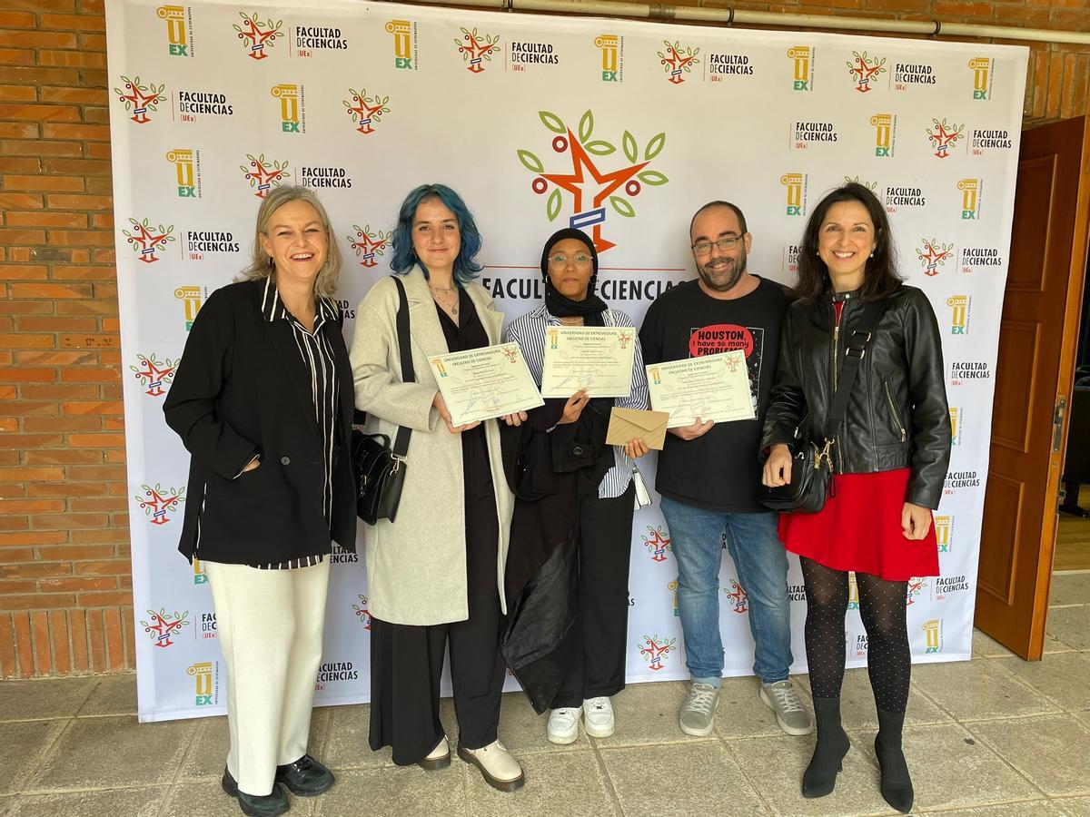 Con el premio para las alumnas del instituto de Plasencia.