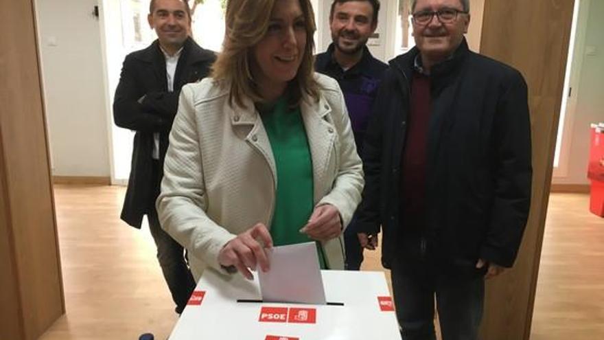 Díaz se pone de perfil y obvia la consulta en los actos del Día de Andalucía