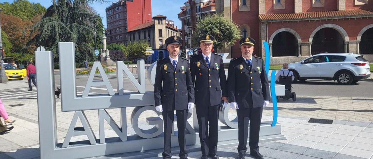 José Luis Barbón,  Carlos González y Rubén Rodríguez (de izquierda a derecha), los agentes condecorados ayer en Langreo.. | Vivas.