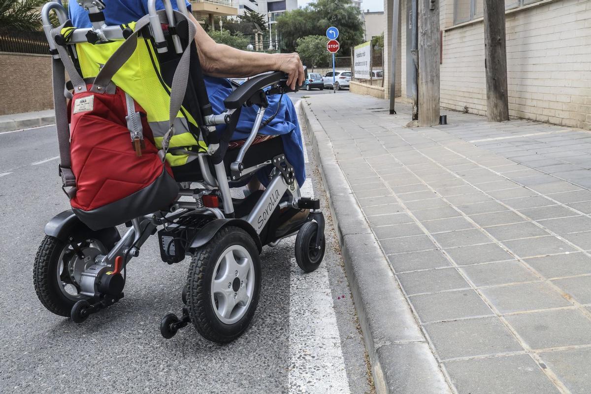 Imagen de archivo de una persona con un vehículo para facilitar la movilidad