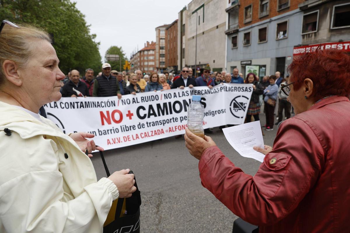 La protesta vecinal de La Calzada por los camiones en el barrio, en imágenes La protesta vecinal de La Calzada por los camiones en el barrio, en imágenes
