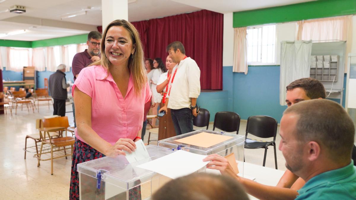 Dolores Corujo (PSOE), candidata del PSOE al Congreso por la provincia de Las Palmas votando en las elecciones generales del 23J