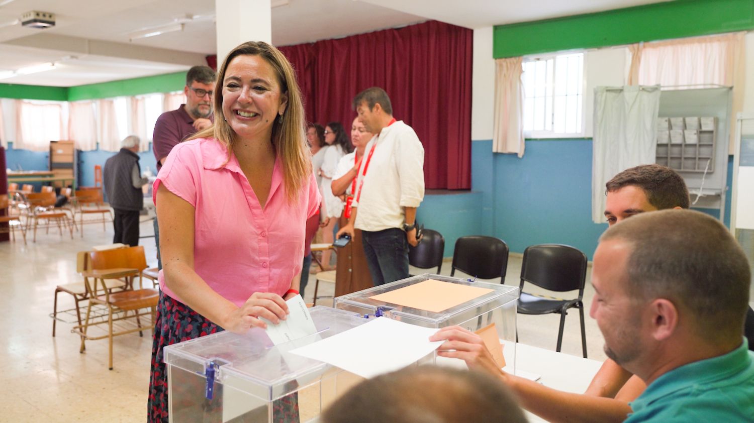Dolores Corujo, candidata del PSOE al Congreso de los Diputados por la provincia de Las Palmas votando el 23J.