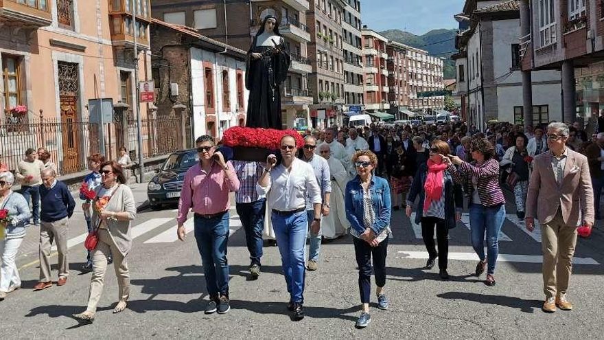 Santa Rita llena Arriondas de rosas