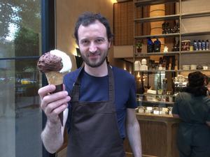 Massimo Pignata, dueño de Delacrem, frente a su nuevo local, ubicado en el paseo de Sant Joan.