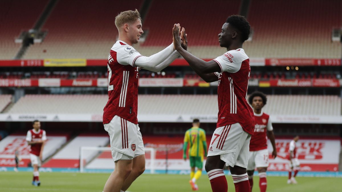 Emile Smith-Rowe y Bukayo Saka celebran un gol | EFE