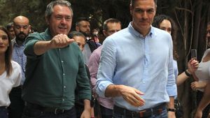 El presidente del gobierno, Pedro Sánchez (d) y el secretario general del PSOE de Andalucía y candidato a la presidencia de la Junta, Juan Espadas (i) durante un acto electoral celebrado en Granada.