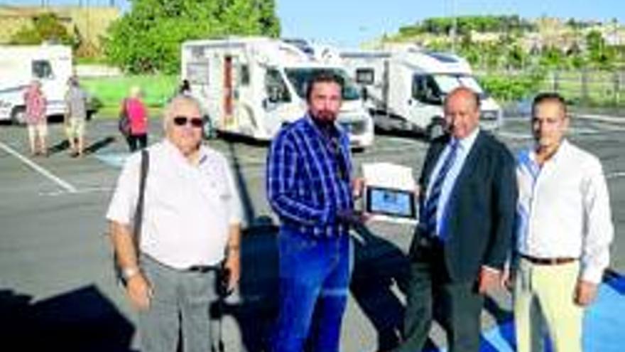 La zona de aparcamiento para autocaravanas tiene nueve plazas