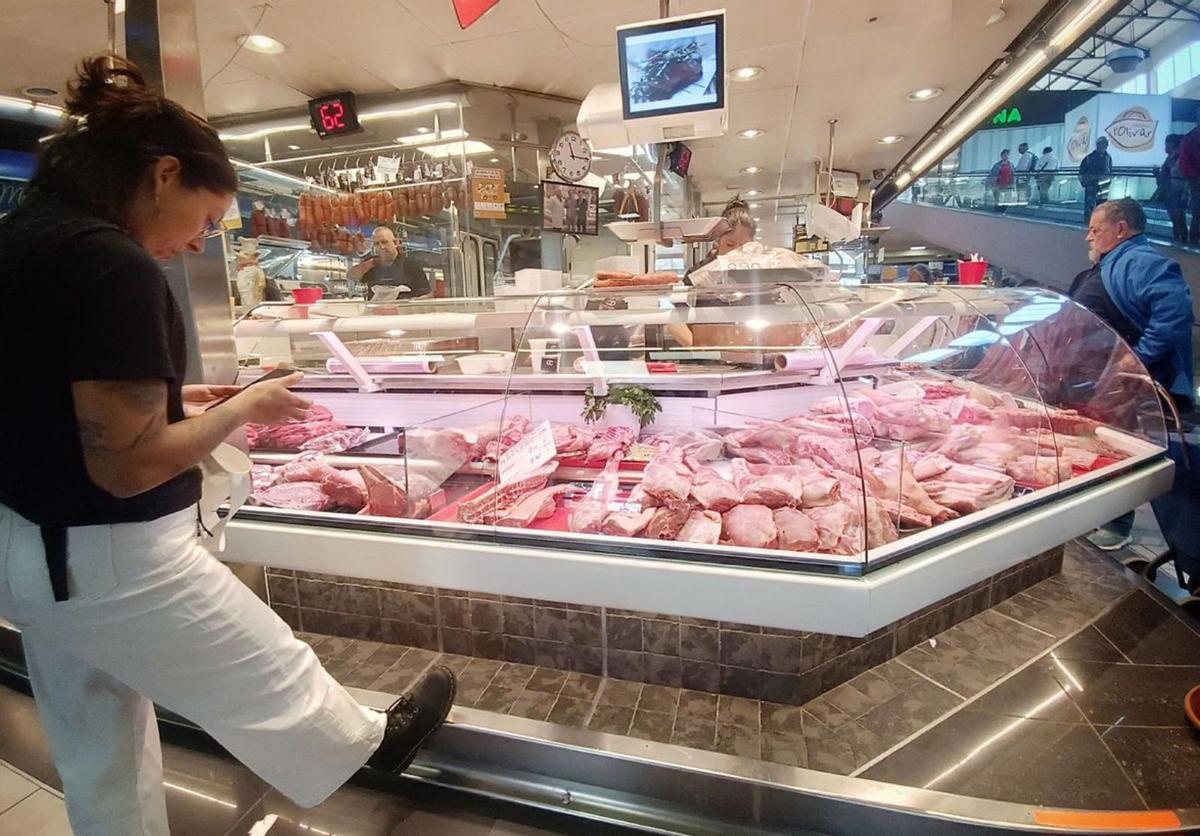 Una cliente en el Mercat de l’Olivar. | MANU MIELNIEZUK