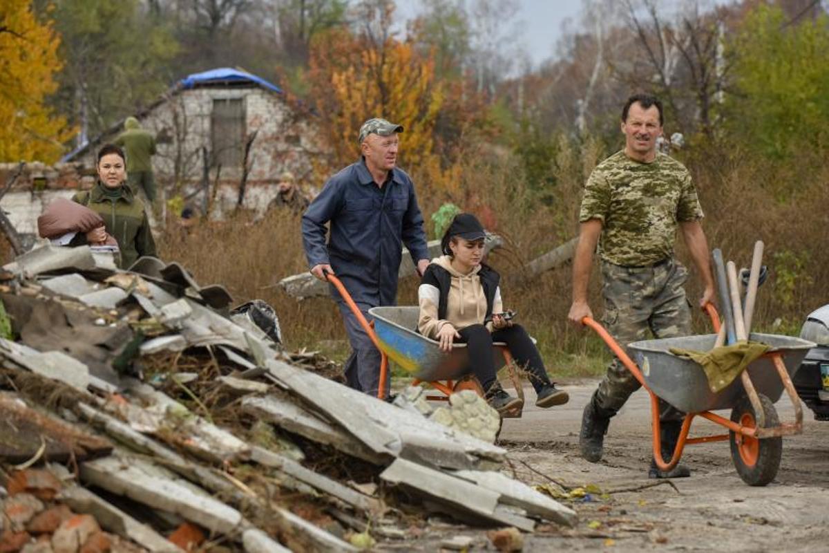 Bo Mozhemo (Porque podemos) Habitantes de Chernihiv y  Novoselivka, cuyas casas fueron dañadas durante la invasión rusa, crean movimiento de ayuda mutua para restaurarlas