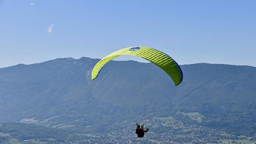 Imagen de archivo de una persona practicando parapente