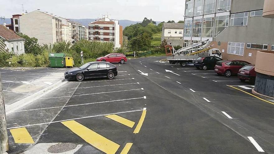 El pintado de las nuevas plazas de aparcamiento concluyó ayer. // Santos Álvarez