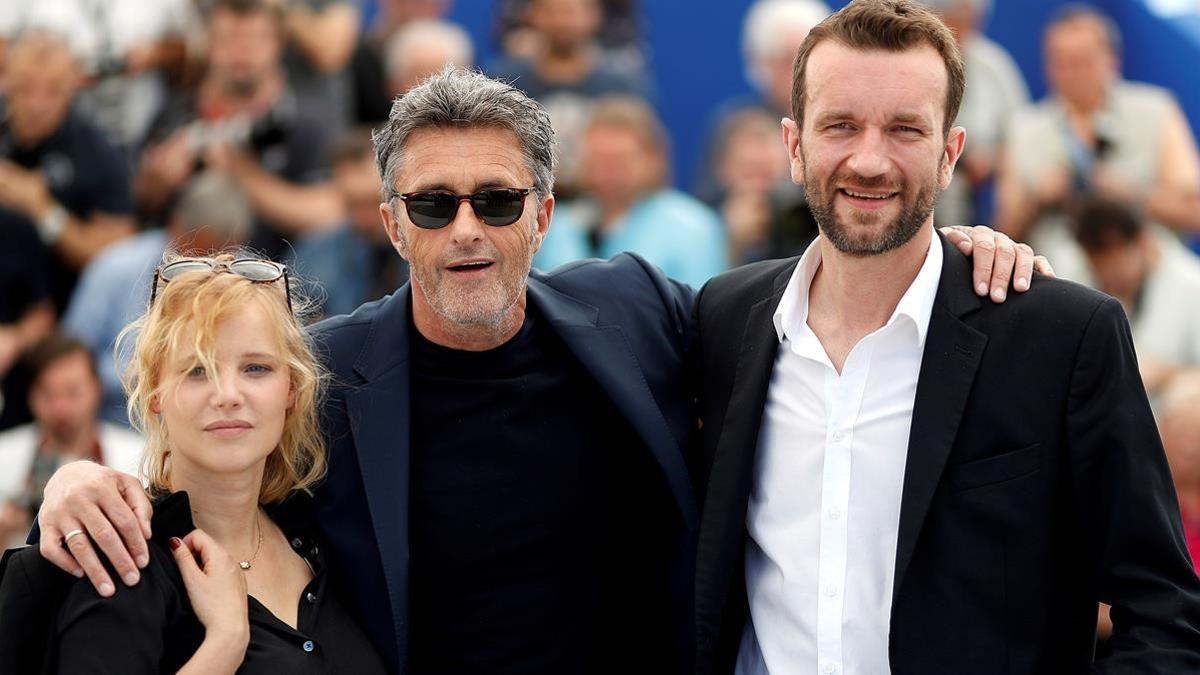 El cineasta Pawel Pawlikowski (centro) y los actores Joanna Kulig y Tomasz Kot, en la presentación de 'Cold war'  en Cannes