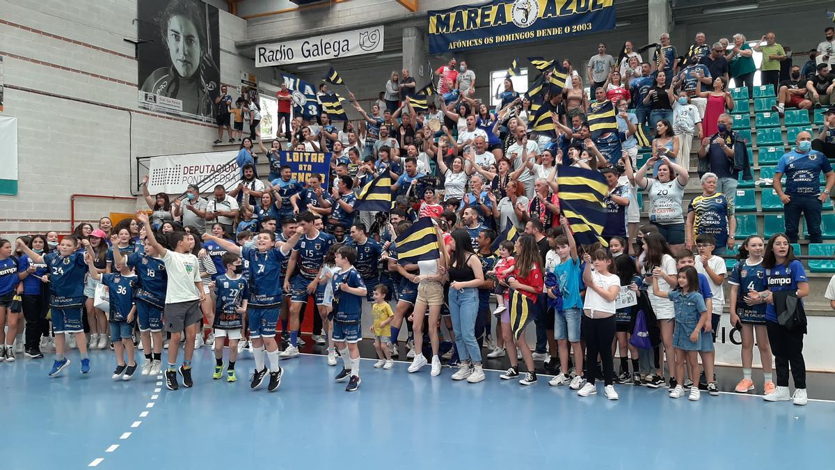 Jugadores y afición celebraron esta tarde el triunfo que deja amarrada la permanencia.