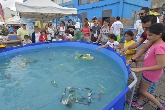 Encuentro sobre el mar en el barrio marinero de ...