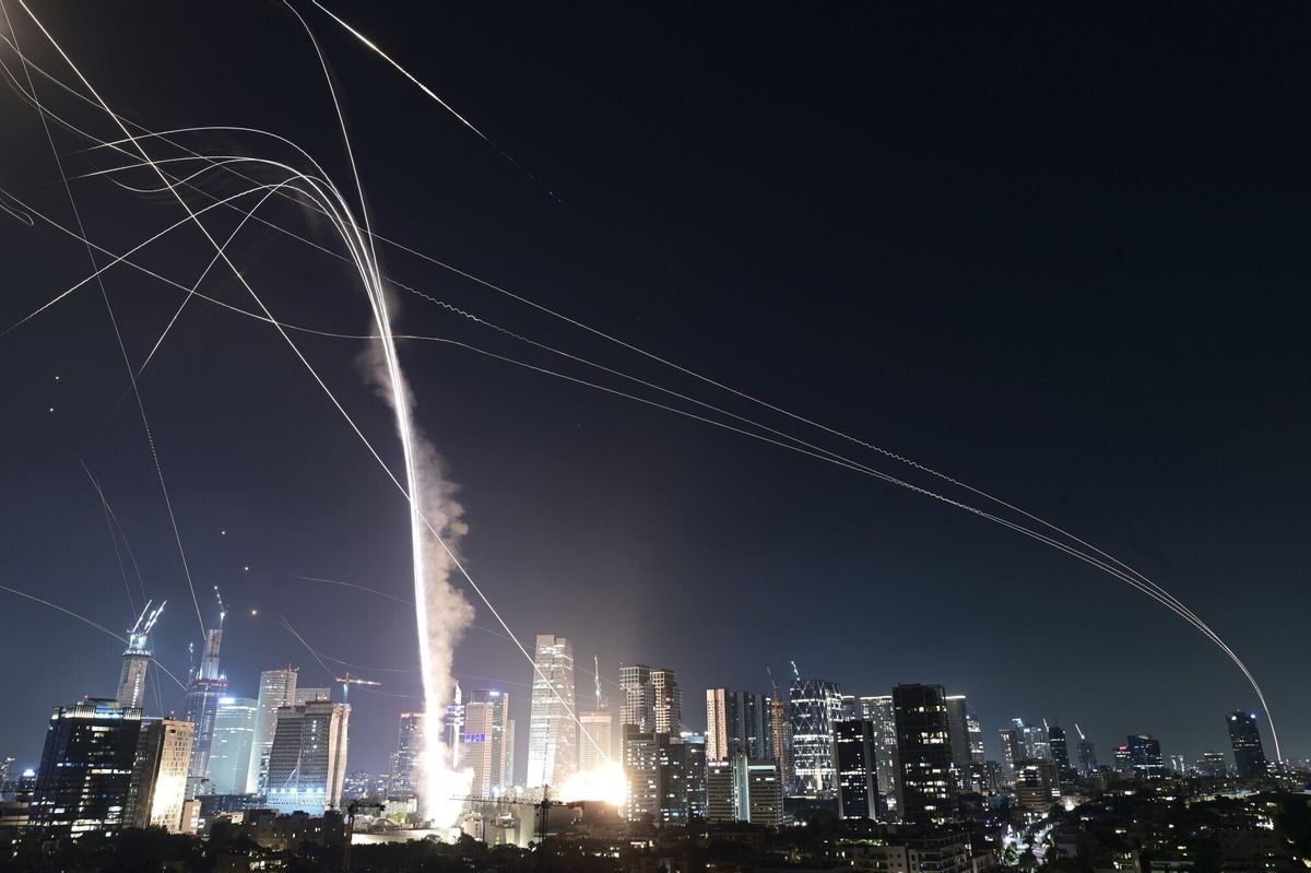 Iran lanza misiles sobre Tel Aviv respondiendo el ataque de Israel.