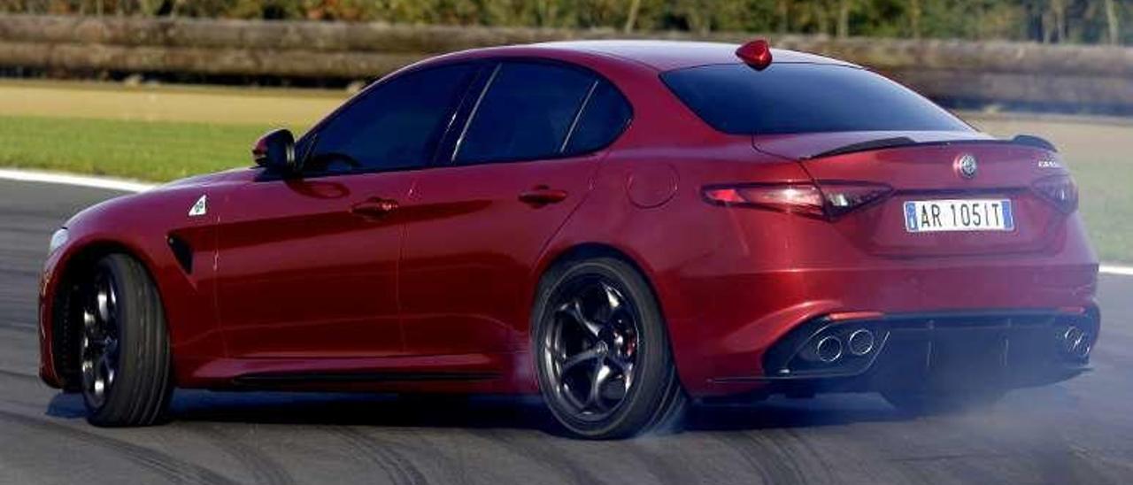 La versión Quadrifoglio con motor de gasolina de 510 CV de 2,9 litros V6 BiTurbo tiene un peso en vacío de 1,524 kg y una relación peso-potencia de 2.99 kg/CV. // FDV