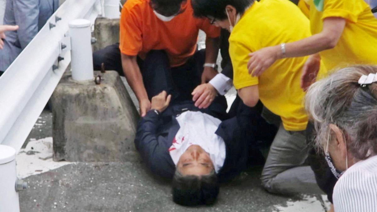 Shinzo Abe recibe varios disparos durante un acto electoral