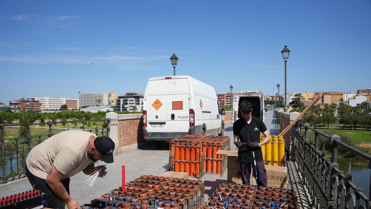 Galería | Todo listo en el puente de Palmas de Badajoz para los fuegos de esta noche