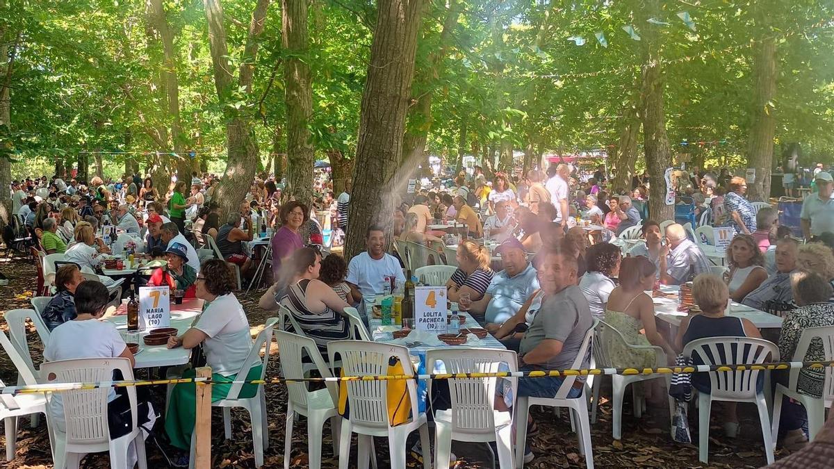 Asistentes a la pasada edición de la Festa Benéfica dos Callos de Adisbismur.