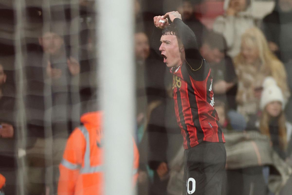 Álex Jiménez, canterano del Real Madrid, capitaneó una remontada del Bournemouth de Iraola contra el Liverpool.