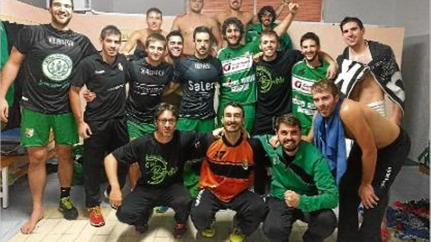 Els jugadors gironins celebrant el primer triomf de la temporada al vestidor de Nava.